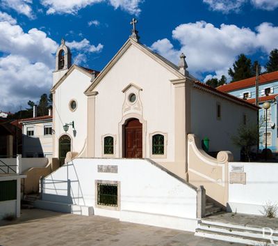 Alcobaça, Aljubarrota.
Arquitetura religiosa, setecentista.
Proteção: não atribuída.
Cronologia: 1800 - construção da igreja, como consta na inscrição da lápide colocada no muro do patim; 1971 - 1973 - obras feitas pela Comissão de Festas; 2001, 25 março - inauguração das obras de restauro comparticipadas pela Câmara Municipal de Alcobaça, Junta de Freguesia e o povo.
Lurdes Perdigão, Alex Bernardo (CMA) e Cecília Matias (excertos), in http://www.monumentos.gov.pt/Site/APP_PagesUser/SIPA.aspx?id=1809