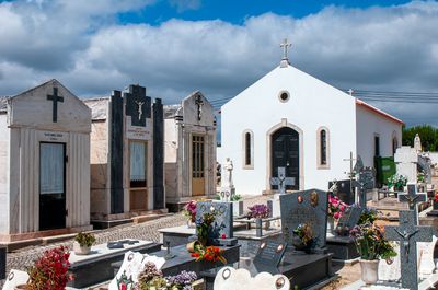 Alcobaça, Cela.
Arquitetura funerária.
Proteção: não atribuída.
Cronologia: Séc. 20 - construção da capela.
Alex Bernardo (CMA) e Cecília Matias (excertos), in http://www.monumentos.gov.pt/Site/APP_PagesUser/SIPA.aspx?id=28899