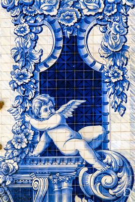 (...) séc. 16 - data da reconstrução da primitiva Igreja de Santa Maria do Castelo, por ordem do Bispo D. Cristóvão de Castro; oferta de custódia-relicário de prata, por D. Luís, filho de D. Manuel I; no adro julgavam-se os pleitos e reuniam-se os homens bons; tinha três naves e sete altares, com 10 imagens e relíquia do Santo Lenho; tinha vigário, cura, sacristão e 4 raçoeiros; 1574 - a igreja pertence ao padroado real e integra a Diocese da Guarda; (...)
Luís Castro (excertos), in http://www.monumentos.gov.pt/Site/APP_PagesUser/SIPA.aspx?id=9326