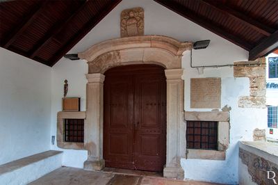 Cronologia: Séc. 16, década de 40 - fundação por Martim Afonso de Melo, capitão da Índia, também conhecido como Martim Afonso de Melo Jusarte; 1794 - um seu descendente, António de Lobo e Melo, deixou os seus bens, incluindo a capela, à Santa Casa da Misericórdia, que, não os querendo aceitar, os cede ao Hospital Real das Caldas da Rainha; séc. 18, 3.º quartel - revestimento azulejar da nave, sacristia e galilé.
Isabel Mendonça e Cecília Matias (excertos), in http://www.monumentos.gov.pt/Site/APP_PagesUser/SIPA.aspx?id=3278