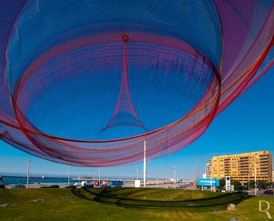 She Changes (Anémona), por Janet Echelman (2005)