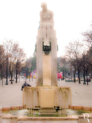  Porto, Unio das freguesias de Cedofeita, Santo Ildefonso, S, Miragaia, So Nicolau e Vitria
 
Escultura de encomenda pblica, do inicio do sc. 20. Monumento escultrico alusivo  Juventude, que se encontra representada por uma mulher nua, sentada, com os braos apoiados, num plinto paralelepipdico, assente sobre uma base rectangular vertical, que apresenta no tero superior mascares que lanam gua para um tanque multifacetado.

Proteo: Includo na Zona Especial de Proteo do Conjunto da Praa da Liberdade, Avenida dos Aliados e Praa do General Humberto Delgado.

Autores - Arquiteto: Marques da Silva (1869 - 1947); Escultor: Henrique Moreira (1890 - 1979)

Ana Filipe [excertos], in http://www.monumentos.gov.pt/Site/APP_PagesUser/SIPA.aspx?id=27820 