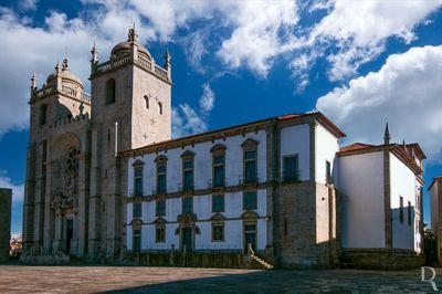 (...) Escultores: António de Almeida (1664); Claude Laprade (séc. 17); Domingos da Rocha (1719); Domingos Lopes (1678); João de Miranda; Manuel Carneiro Adão; Mestre Pêro ou Pedro (séc. 16); Teixeira Lopes, Pai (séc. 19). Fundidor: Manuel Ferreira Gomes (1719). Ladrilhadores: João Alves de Sá (séc. 18); João Neto da Costa (1719-1720). Mestre-de-obras: Soeiro Anes (1184). Organeiros: António José dos Santos (1869); Georg Jann (1983); Heitor Lobo (1537-1538); Padre Manuel Lourenço da Conceição (1719); Teodoro Hensberg (1738). OURIVES: Bartolomeu Nunes (1639-1671); Domingos de Sousa Coelho (1739); Manuel Barbosa; Manuel de Sousa Amaral (1654); Manuel Gomes; Manuel Guedes (séc. 17), Manuel Sá Sousa Amaral; Manuel Teixeira (1639); Pedro Francisco Francês. (...)
Leonor Botelho e Patrícia Costa, in http://www.monumentos.gov.pt/Site/APP_PagesUser/SIPA.aspx?id=1086