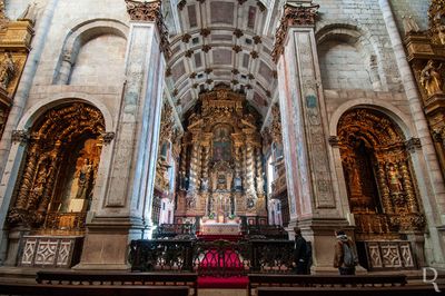 (...) 1685, 14 abril - contrato com Mateus Nunes de Oliveira para a feitura do espaldar do cadeiral do coro; 1700 - ampliação da estrutura da Sacristia do Cabido durante o bispado de D. Frei Gonçalo de Morais; 1700, 19 julho - obra de três arcazes e dois armários da sacristia do Cabido, contratada por Valério da Silva e António Moutinho; séc. 18 - execução do presépio; 1701 - contrato das obras de pintura e douramento da talha da Sacristia do Cabido, por Manuel Pinto Monteiro; 1707 - 1708 - obras de ampliação da Capela do Santíssimo Sacramento; 1709, 11 abril - estabelecimento dos primeiros contratos com os mestres pedreiros com vista à construção da Casa do Cabido; 29 abril - estabelecimento dos contratos com os mestres carpinteiros para a mesma; (...)
Leonor Botelho e Patrícia Costa, in http://www.monumentos.gov.pt/Site/APP_PagesUser/SIPA.aspx?id=1086
