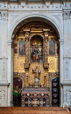 (...) 1719, agosto - 1720, janeiro - pagamentos a João Neto da Costa pelo assentamento dos azulejos do Antecabido e da Sala do Cabido; 1719 - 1726 - execução do órgão e do novo coro-alto em pedra feito para implantar o mesmo; 1720, 27 abril - 1721, 22 fevereiro - João Baptista Pachini recebe o pagamento pelos painéis de São Pedro e São Paulo que se encontravam sobre as capelas do transepto; 1722 - conclusão do atual portal segundo inscrição existente; obra da primitiva mesa da Sala do Capítulo *1; 1725 - estaria concluída a empreitada de revestimento a estuque do interior da Sé; douramento do órgão do coro-alto por Manuel Pinto Monteiro e Luís Correia; novembro - Nicolau Nasoni vem trabalhar para as obras da Sé, por intermédio de D. Jerónimo de Távora e Noronha; (...)
Leonor Botelho e Patrícia Costa, in http://www.monumentos.gov.pt/Site/APP_PagesUser/SIPA.aspx?id=1086