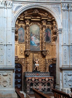 (...) 1727, 22 fevereiro - 1733, 16 maio - pagamento dos dois órgãos da capela-mor ao Padre Manuel Lourenço da Conceição, sendo substituído o que existia no lado do Evangelho; 1727, 04 março - 1728, 20 janeiro - pagamento das caixas dos órgãos da capela-mor a Luís Pereira da Costa; 1729 - conceção das quatro imagens de madeira do retábulo-mor, por Claude Laprade; obra do Sino Balão, o maior sino da Torre N. *2; 1729 - 1730 - pintura dos azulejos do Claustro por Valentim de Almeida; 1729 - 1731 - douramento do retábulo-mor; 1730 - as quatro imagens do retábulo-mor são estofadas e douradas por João Salutim; obra da caixa de órgão fingido da Capela de São Vicente; 1731 - conceção dos frescos da capela-mor por Nicolau Nasoni, segundo inscrição existente; incêndio na Sacristia do Cabido, sendo destruídas as pinturas de brutesco, executadas por Manuel Leão e Mateus Nunes de Oliveira; (...)
Leonor Botelho e Patrícia Costa, in http://www.monumentos.gov.pt/Site/APP_PagesUser/SIPA.aspx?id=1086