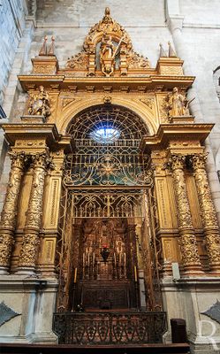 (...) 1733, 10 setembro - Vital Rifarto compromete-se com o Cabido a assentar diversos conjuntos de azulejos, tanto no Claustro Superior como na Sala do Cartório; 1734 - Carlos Antoni Leoni pinta duas telas para a Sacristia do Cabido, com a representação do Casamento da Virgem e das Bodas de Canãa; fevereiro - obras de talha da Sacristia do Cabido por Miguel Francisco da Silva; 1736 - obra de Nasoni para a Galilé e Escada Barroca; 1738 - conceção dos painéis azulejares da Capela de São Vicente, por António Vital Rifarto; obra do Sino do Senhor Fora; Teodoro Hensberg conserta e aumenta um dos órgãos da capela-mor; 1739, 10 julho - contrato com o ourives Domingos de Sousa Coelho para a realização da obra em prata para a Confraria do Santíssimo Sacramento; (...)
Leonor Botelho e Patrícia Costa, in http://www.monumentos.gov.pt/Site/APP_PagesUser/SIPA.aspx?id=1086