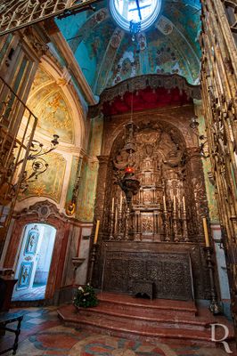 (...) 1742 - obra das pilastras que enquadram o sacrário do Altar de Prata; 1766 - conceção da imagem de São João Nepomuceno; 1771 - 1793 - o retábulo da Capela de São Vicente no bispado de D. João Rafael Mendonça; 1793 - restauro das pinturas da Sacristia do Cabido da autoria de Nicolau Nasoni, usando a mesma linguagem do artista; 1841 - obra do Sino da Sylvia; 1849, 01 agosto - 19 setembro - o corpo de Carlos Alberto, rei da Sardenha, está depositado na Capela de São Vicente; 1855 - a imagem de Nossa Senhora de Vandoma é trasladada para a Capela de São Vicente, após a demolição do Arco de Vandoma; 1869 - o órgão do lado da Epístola da capela-mor é reconstruído por António José dos Santos; 1904 - obra do Sino ferial; (...)
Leonor Botelho e Patrícia Costa, in http://www.monumentos.gov.pt/Site/APP_PagesUser/SIPA.aspx?id=1086