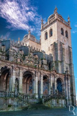 Cronologia: 572-589 - instalação do primeiro Bispo em Portucale, após a transferência da sede episcopal da paróquia de Magnetum (Meinedo, Lousada) para o Porto; construção de uma primeira igreja; 716 - as invasões muçulmanas interrompem a atividade da Diocese; 868 - a diocese é restaurada; 977 - as investidas de Almançor originam nova interrupção; séc. 11 - construção da antiga Sé, situada a S. da atual, de que subsistirá um capitel; 1025 - o Bispado é recuperado; 1085 - as funções episcopais são exercidas por D. Pedro, Arcebispo de Braga; 1113 - 1114 - D. Hugo é nomeado Bispo do Porto, restabelecendo-se o bispado, após uma sede vacante de vinte e sete anos; (...)
Leonor Botelho e Patrícia Costa, in http://www.monumentos.gov.pt/Site/APP_PagesUser/SIPA.aspx?id=1086