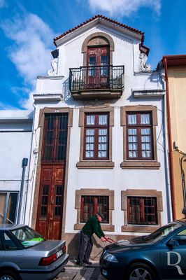 Eventualmente, a Porta Mais Alta da Europa, Qui do Mundo (Num Prdio de Habitao...)