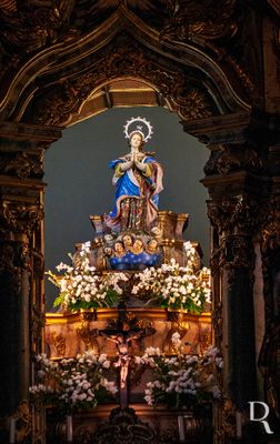  (...)  1744, 11 Outubro - contrato com o mestre pedreiro Francisco de Sousa para a feitura da capela, que no se concretizou; 1746, 9 Abril - o bispo Jlio Francisco de Oliveira benzeu a primeira pedra da igreja, contribuindo com 480$000 ris para as obras; a obra de pedraria foi arrematada pelo mestre Jos Ribeiro, natural de Santiago de Poiares; 1747 - 1748 - pintura e douramento das insgnias da Irmandade e dos martrios da Paixo, por Jos Antnio, por $440;  (...) 

Joo Carvalho [excertos], in http://www.monumentos.gov.pt/Site/APP_PagesUser/SIPA.aspx?id=7065 