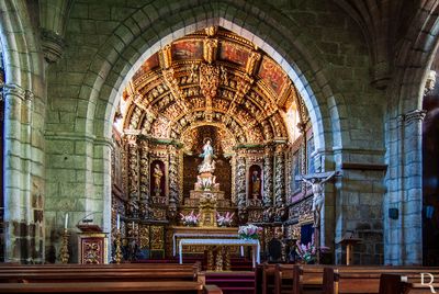 (...) 1471, 25 junho - doação de propriedades ao convento por Luís Fernandes de Gouveia; séc. 16 - Domingos Pires contribuía para as vestimentas dos frades e tornou-os visitadores de uma capela que instituiu na Igreja de São Pedro, para o que recebiam 20 soldos anuais; meados - conclusão da fachada da igreja; construção de duas capelas tumulares pertencentes à família de Rodrigo de Castro, por iniciativa das suas filhas Isabel de Castro casada com Fernando de Castro e Joana de Castro casada com João Fernandes Cabral, alcaide-mor de Belmonte; o infante D. Luís doa uma imagem de Nossa Senhora da Conceição, colocada no altar-mor, tendo a imagem de São Francisco transitado para o colateral do Evangelho; D. João III confirma alguns privilégios, nomeadamente a isenção de impostos e de direito de pousio; 1552 - falecimento de D. Cristóvão de Castro, bispo da Guarda, sepultado na igreja; (...)
Paula Figueiredo (excertos), in http://www.monumentos.gov.pt/Site/APP_PagesUser/SIPA.aspx?id=4842