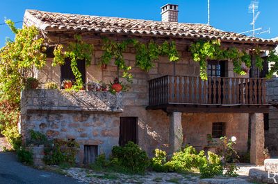  (...) sc. 17, meados - possvel reconstruo de fortaleza ou reduto defensivo pr-existente, sendo refeito o pelourinho; provvel construo da Casa da Cmara; 1758, 10 Maio - nas Memrias Paroquiais, assinadas pelo proco, Manuel Marques Ribeiro,  referido que a povoao, com 94 vizinhos,  do rei e est anexa  Comenda de So Martinho; tem juiz ordinrio e cmara; 1836, 06 Novembro - extino do concelho, passando a povoao a integrar o de Monsanto; 1848 - a freguesia integrou o concelho de Penamacor.

Margarida Conceio e Paula Figueiredo (excertos), in http://www.monumentos.gov.pt/Site/APP_PagesUser/SIPA.aspx?id=570 