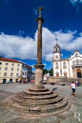  Observaes: No centro do adro, pontuado por floreiras, situa-se um cruzeiro, em cantaria de granito, composto por plataforma circular de seis degraus, onde assenta pequena base e plinto circular, decorado por armas episcopais. 

Joo Carvalho, Paula Figueiredo e Maria Fernandes [excertos], in
http://www.monumentos.gov.pt/Site/APP_PagesUser/SIPA.aspx?id=5790 