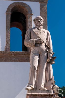 Advogado e político (Vouzela, 22.11.1801 - Lisboa, 15.04.1878).
Bacharel em Cânones na universidade de Coimbra, político de ideias liberais, em 1828 comparticipou na revolução que chegou a implementar a Junta do Governo Provisório do Porto e, em consequência do insucesso da intentona, emigrou, com a divisão liberal, para a Galiza, passou a Inglaterra e estabeleceu-se no Rio de Janeiro. Regressou a Portugal em 1848, cumulando o exercício da advocacia com a atividade política. Foi vereador e presidente da Câmara Municipal de Lisboa no biénio 1852-1853; membro da Junta Geral do Distrito de Lisboa e Governador Civil em 1859. Deputado em várias legislaturas, tomou parte no Ministério do Duque de Loulé, encarregado da pasta dos Negócios Eclesiásticos e Justiça, que sobraçou até 21.02.1862, já no Ministério de Sá da Bandeira. Par do Reino por carta régia de 30.12.1862, foi dignitário da Ordem da Rosa do Brasil, por mercê do Imperador D. Pedro II, em 1872.
https://pasteldevouzela.blogspot.com/2008/11/alberto-antnio-de-morais-carvalho.html