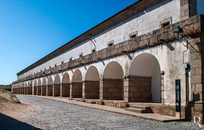  Almeida, Almeida.
 
Quartel de Infantaria construdo no sc. 18.

Proteo: Includo na Zona Especial de Proteo das Muralhas da Praa de Almeida.

poca de construo: Sc. 18.

ENGENHEIRO: Manuel de Azevedo Fortes (atr., 1736 - 1737).

( Filomena Bandeira e Margarida Conceio [excertos], in http://www.monumentos.gov.pt/Site/APP_PagesUser/SIPA.aspx?id=4746 )  