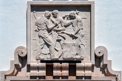 Cronologia: 1942 - Estava em construo; 23 Outubro - decreto n. 32 337, que transitaram para o Ministrio das Obras Pblicas (Delegao nas Obras dos Edifcios da Caixa Geral de Depsitos, Crdito e Previdncia) os trabalhos at ento efetuados diretamente pela Caixa Geral de Depsitos; o projeto inicial  profundamente alterado; (...)

Maria Bonina e Fernando Grilo [excertos], in http://www.monumentos.gov.pt/Site/APP_PagesUser/SIPA.aspx?id=2707 