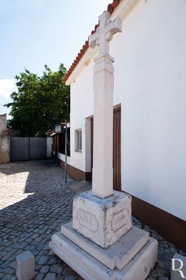 Alcobaça, Aljubarrota.
Arquitetura religiosa, oitocentista.
Proteção: não atribuída.
Cronologia: 1888, 13 janeiro - data incisa numa das suas faces, correspondendo à ereção do cruzeiro.
Lurdes Perdigão (excertos), in http://www.monumentos.gov.pt/Site/APP_PagesUser/SIPA.aspx?id=4788