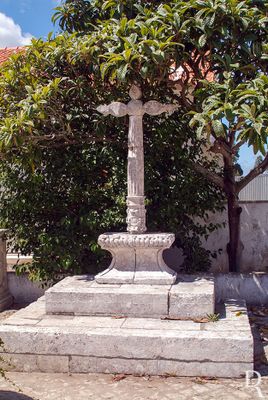 Alcobaça, Aljubarrota.
Arquitetura religiosa, oitocentista.
Proteção: não atribuída.
Cronologia: 1858 - Edificação do cruzeiro.
Lurdes Perdigão (excertos), in http://www.monumentos.gov.pt/Site/APP_PagesUser/SIPA.aspx?id=1805