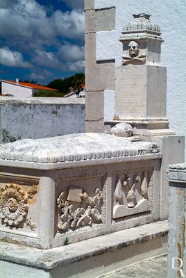 Cronologia: 1429 - Os beneficiados da freguesia de São Vicente de Aljubarrota receando que lhes desanexassem das freguesias de Nossa Senhora e São Pedro de Porto de Mós interpuseram uma apelação para Roma. 1549 - Mandou-se derrubar a igreja principal, por estar muito arruinada, e começou a fazer-se no mesmo sitio novo templo.
Lurdes Perdigão (excertos), in http://www.monumentos.gov.pt/Site/APP_PagesUser/SIPA.aspx?id=3249