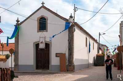 Alcobaça, Aljubarrota.
Arquitetura religiosa vernacular.
Proteção: Incluído na Zona Especial de Proteção da Igreja de Nossa Senhora dos Prazeres, da Casa na Rua Direita, n.º 49 e do Pelourinho de Aljubarrota.
Cronologia: 1518 - Instituição da irmandade da Misericórdia em Aljubarrota, aglutinando o Hospital de Aljubarrota - da invocação do Espírito Santo, com confraria da mesma invocação e Albergaria, sendo o médico e a botica dados pelo Convento de Alcobaça; (...)
( Lurdes Perdigão (excertos), in http://www.monumentos.gov.pt/Site/APP_PagesUser/SIPA.aspx?id=7201