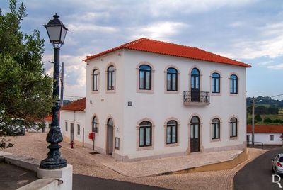 Cronologia: 1888 - época de construção do edifício, provavelmente para cadeia; 1971 - adaptação da antiga escola primária (desconhece-se o período em que foi adaptada a estas funções) por 135 000$00 a sede de Junta de Freguesia da Cela, funções que ainda se exercem neste edifício; a obra ficou a cargo, após concurso, de António Maria Miguel.
Sónia Vazão (excertos), in http://www.monumentos.gov.pt/Site/APP_PagesUser/SIPA.aspx?id=23504