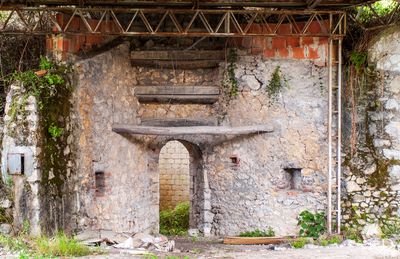(...) 1888 - com a construção da linha férrea, linha do oeste, e a construção de um apeadeiro em Pataias, contribuíram para a expansão desta atividade. Era a partir daqui, utilizando o caminho de ferro, que a cal era transportada, assegurando o abastecimento à Siderurgia Nacional, para a produção do aço; (...)
Lurdes Perdigão e Cecília Matias (excertos), in http://www.monumentos.gov.pt/Site/APP_PagesUser/SIPA.aspx?id=5961