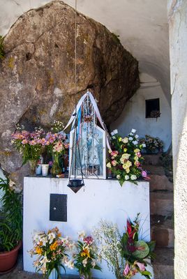 (...) 1721 - Notícias das Igrejas do Bispado de Coimbra, relativas à freguesia de Álvaiázere, pode ler-se a transcrição do ex-voto de 1626; Séc. 18 - reconstrução da capela; 1747 - Notícia sobre a serra de Alvaiázere, extraída do Diccionário Geografico, do Padre Luís Cardoso.
Cecília Matias (excertos), in http://www.monumentos.gov.pt/Site/APP_PagesUser/SIPA.aspx?id=24146