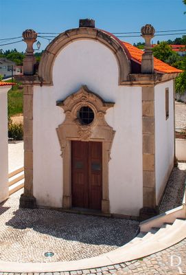 Cronologia: 1210 - D. Sancho I doa o território designado por manzanas a D. Maria País Ribeira; 1434 - D. Duarte concede a D. Pedro de Meneses, 2º conde de Viana e 1º conde de Vila Real a prerrogativa de nomear alcaides, juízes, tabeliães nos lugares de Chão de Couce, a saber, Maçãs de D. Maria, Aguda e Avelar e o lugar de Couce; 1451 - D. Afonso V confirma a posse dos direitos e tributos destas povoações a D. Pedro de Meneses, 3º conde de Vila Real e 1º marquês do mesmo título; 1514 - D. Manuel cria o concelho de Maçãs de D. Maria; 1641 - passa para a Coroa a Casa dos marqueses de Vila Real, por sentença de morte e confiscação de bens contra os detentores, por conspirarem a favor de Castela; transitando depois para a Casa do Infantado, na pessoa do infante D. Pedro; (...)
Lurdes Perdigão (excertos), in http://www.monumentos.gov.pt/Site/APP_PagesUser/SIPA.aspx?id=1534