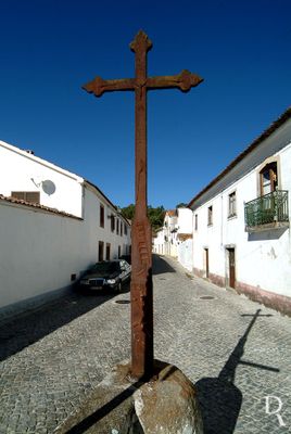 Figueiró dos Vinhos, União das freguesias de Figueiró dos Vinhos e Bairradas.
Arquitetura religiosa, oitocentista.
Proteção: não atribuída.
Cronologia: 1816 - construção da cruz, pelas Ferrarias da Foz do Alge.
Lurdes Perdigão (excertos), in http://www.monumentos.gov.pt/Site/APP_PagesUser/SIPA.aspx?id=6930