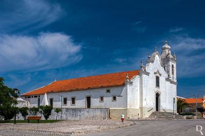 Cronologia: Séc. 15 - 16 - data provável da construção do imóvel; 1633 - intervenção realizado no edifício (ALMEIDA, 1995); 1755, 01 novembro - a igreja foi gravemente afetada pelo terramoto (NATIVIDADE, 1960), tendo sido indispensável a reconstrução de algumas igrejas dos coutos, entre elas encontra-se a de Alfeizerão; 1762 - obras de reparação; (...)
Sónia Vazão (excertos), in http://www.monumentos.gov.pt/Site/APP_PagesUser/SIPA.aspx?id=22875