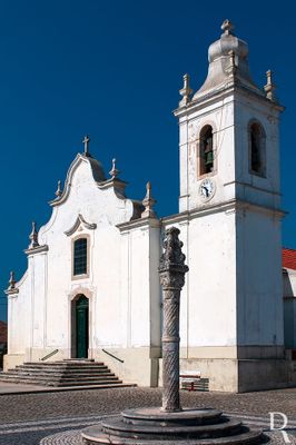 (...) 1981 - os fragmentos encontravam-se no cemitério, por trás da igreja, faltando-lhe contudo a base e o anelete central do fuste, além dos degraus; 1984 -1985 - reconstrução do pelourinho, conforme projeto de Eduíno Borges Garcia; 2007, 19 janeiro - proposta da DRCLVTejo de fixação da Zona Especial de Proteção das Ruínas do Castelo e Pelourinho de Alfeizerão; (...)
Isabel Mendonça e Cecília Matias (excertos), in http://www.monumentos.gov.pt/Site/APP_PagesUser/SIPA.aspx?id=1776