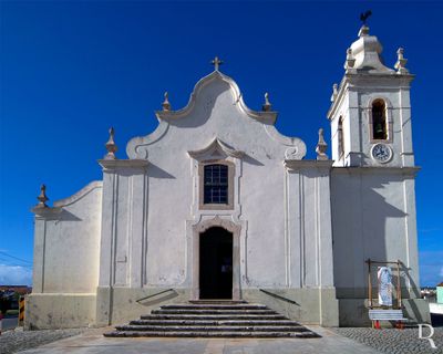 (...) 1851 - a igreja está em estado de ruína e a secretaria do Governo Civil de Leiria autoriza a junta de paróquia a alienar o que restava da Capela do Espírito Santo em Alfeizerão para patrocinar estas obras; 1927, abril - colocação do relógio da torre; 1966 - obras de ampliação da capela-mor, sendo retirada a talha dourada e foram desenterradas duas esculturas de pedra localizadas sob o altar, uma Virgem e o Menino e do Arcanjo São. Miguel.
Sónia Vazão (excertos), in http://www.monumentos.gov.pt/Site/APP_PagesUser/SIPA.aspx?id=22875