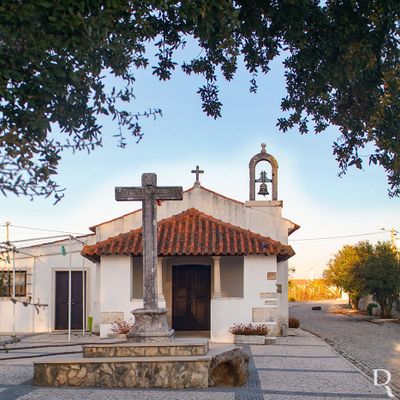 Observações: Diz a tradição que Nossa Senhora apareceu neste local a uma pastora, daí a construção da Ermida que segundo o Couseiro era de muita romagem, particularmente para febres e maleitas; segundo a mesma fonte, sabe-se que à data a ermida não tinha sino. As ripas de cerâmica que servem de cobertura à nave e capela-mor são tingidas com vieuxchêne.
Lurdes Perdigão (excertos), in http://www.monumentos.gov.pt/Site/APP_PagesUser/SIPA.aspx?id=1811