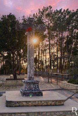 Alcobaça, Aljubarrota.
Arquitetura religiosa.
Proteção: não atribuída.
Observações
A plataforma (mais recente) adossa a pedra sobre onde se diz ter aparecido a Virgem. A concavidade que se verifica na pedra deve-se à raspagem que as pessoas levaram a cabo ao longo dos tempos, com a intenção de levarem alguns grãos como relíquia.
Lurdes Perdigão (excertos), in http://www.monumentos.gov.pt/Site/APP_PagesUser/SIPA.aspx?id=4789