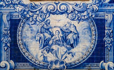 (...) 1587 - o padroado da igreja pertence à família dos Tavares; 1596 - primeiro registo de óbito; 1598 - primeiro registo de casamento; 1603 - primeiro registo de baptismo; 1627 - arrematação da construção da nova igreja de Santa Maria, pela anterior estar arruinada, pelo pedreiro António Marques, morador na vila de Avô, por 5000 cruzados, reunidos por um imposto sobre a carne e o vinho, durante dois anos; a obra seguiu uns apontamentos de mestre desconhecido; 1667, 3 Fevereiro - contrato com o arquitecto José de Almeida, morador em Viseu, para que terminasse a obra da igreja; (...)
Luís Castro (excertos), in http://www.monumentos.gov.pt/Site/APP_PagesUser/SIPA.aspx?id=9326