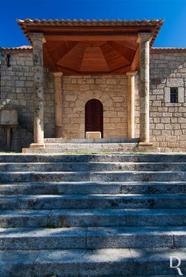Cronologia: Séc. 15 - tradicionalmente, a construção da capela é atribuída à iniciativa do Infante D. Henrique; séc. 16 - (re)construção da capela, por iniciativa do Infante D. Luís, filho de D. Manuel, que lhe doou uma cruz-relicário; 1570 - instituição da Irmandade de Nossa Senhora de Vera Cruz, dos rapazes solteiros; 18 Setembro - elaboração do compromisso da Irmandade; séc. 17, cerca - feitura do teto de caixotões e retábulo em talha dourada; alteamento do edifício; 1695, 2 Outubro - reforma do compromisso da Irmandade, aprovado pelo bispo D. Rodrigo de Moura Teles; 1758 - referida nas Memórias Paroquiais como tendo uma confraria de Nossa Senhora da Vera Cruz, que integrava, apenas, rapazes solteiros; (...)
Margarida Conceição e Paula Figueiredo (excertos), in http://www.monumentos.gov.pt/Site/APP_PagesUser/SIPA.aspx?id=4705