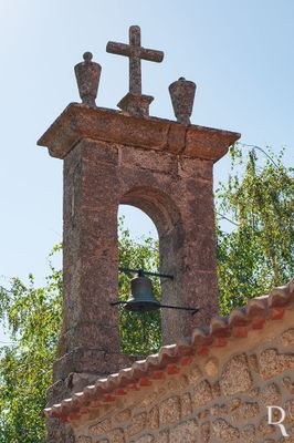 (...) 1999 - devido à má articulação entre as instituições responsáveis pelas obras no imóvel, o restauro dos elementos decorativos antecedeu o término das obras em termos estruturais, o que provocou inúmeras infiltrações no mesmo; acesa polémica na imprensa nacional relativa à substituição das coberturas em madeira dos alpendres por pequenas cúpulas em betão; 12 Fevereiro - aprovado condicionalmente o Parecer Informação nº40-DRC/DS/99, da Direção Regional de Coimbra do IPPAR, por despacho superior do Ministério da Cultura, sobre projeto de instalação eléctrica e iluminação do interior da capela.
Margarida Conceição e Paula Figueiredo (excertos), in http://www.monumentos.gov.pt/Site/APP_PagesUser/SIPA.aspx?id=4705