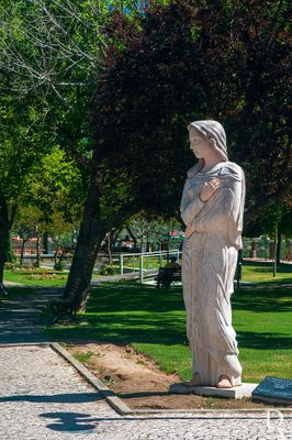 Covilhã, União das Freguesias de Covilhã e Canhoso.
Estátua de arte contemporânea.
Data de Inauguração: 1993.
Escultor: Francisco Simões.
Margarida Conceição e Paula Figueiredo (excertos), in http://www.monumentos.gov.pt/Site/APP_PagesUser/SIPA.aspx?id=4705