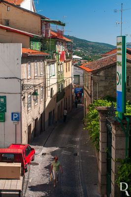 (...) 1769 - o castelo começa a ser desmantelado, aproveitando-se o material para outras construções; 1788 - por alvará de D. Maria I, a administração das fábricas da Covilhã e passada para particulares; 1822 - António Pessoa de Amorim compra ao governo as fábricas reais de lanifícios da Covilhã e do Fundão; 1838 - são utilizadas pela primeira vez nas fábricas de lanifícios as cardas e fiações mecânicas de lã; 1840 - portaria que aprova os estatutos da Associação Fabril da Covilhã; (...)
Anouk Costa, Cláudia Morgado, Marta Clemente, Rita Vale (excertos), in http://www.monumentos.gov.pt/Site/APP_PagesUser/SIPA.aspx?id=5904