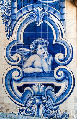 (...) 1758 - a primitiva igreja é referida nas Memórias Paroquiais como tendo duas naves e sete altares, o mor com tribuna e imagem da Senhora, ladeada por São José e Nossa Senhora da Purificação; tinha uma capela pequena como o Santíssimo e um relicário contendo um Santo Lenho, que se encontrava na primitiva Capela de Santa Cruz, um retábulo com uma pintura da Senhora da Anunciação e uma imagem de Santa Rita de vulto e um quarto com Nossa Senhora das Angústias e o Senhor dos Passos, tendo uma pintura do Coração de Maria;(...)
Luís Castro (excertos), in http://www.monumentos.gov.pt/Site/APP_PagesUser/SIPA.aspx?id=9326