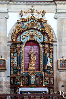 (...) 1943, 13 Maio - queda do teto da igreja, vitimando algumas pessoas que assistiam ao culto; sucede-se o arranjo da mesma e o revestimento da fachada principal com azulejos da fábrica Aleluia e executadas as pinturas do teto, pelo professor António Lopes, obras realizadas por ordem do Padre Joaquim Pereira Seco. (...)
Luís Castro (excertos), in http://www.monumentos.gov.pt/Site/APP_PagesUser/SIPA.aspx?id=9326