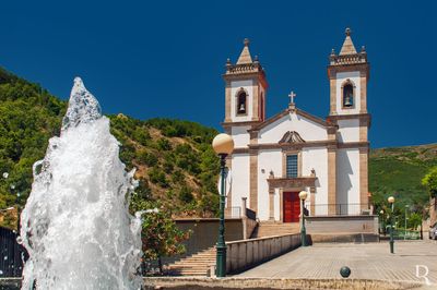 Cronologia: 1730 - construção da Capela de Nosso Senhor da Ribeira, em frente a um cruzeiro que tinha forte devoção; 1758 - nas Memórias Paroquiais é referido que o Senhor da Ribeira possuía uma Irmandade, que cuidava de uma imagem com muitos devotos, que vinham anualmente em romaria; pertencia à paróquia de São João do Monte in Colo; séc. 20 - demolição da capela para a construção da Igreja de Nossa Senhora de Fátima; 1947, Julho - inauguração da igreja pelo prior Joaquim dos Santos Morgadinho e de uma casa anexa; séc. 20, década de 70 -ampliação da capela-mor da igreja em altura.
Paula Figueiredo (excertos), in http://www.monumentos.gov.pt/Site/APP_PagesUser/SIPA.aspx?id=17751