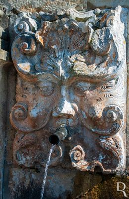  Descrio: L-se na epgrafe: ESTA OBRA MANDOV FA/ZER ELREI DOM IOO V DOS / SOBEIOS DO CABESAM DAS / SIZAS DESTA VILA DE EIRAS ANNO DE MDCCXXXXIII.

Francisco Jesus [excertos], in http://www.monumentos.gov.pt/Site/APP_PagesUser/SIPA.aspx?id=5190 