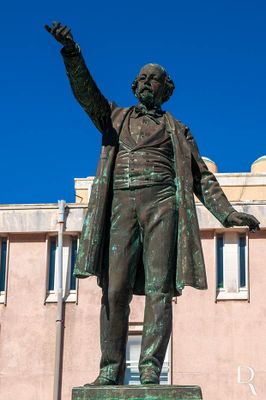 José Estevão Coelho de Magalhães nasceu a 26 de Novembro de 1809, em Aveiro.
Em 1834 termina a guerra civil com a vitória liberal e José Estevão retorna os estudos em Coimbra. O soldo de militar servirá então para financiar a sua formatura, bem como a de seu irmão António Augusto. É dispensado da frequência do 5º ano, em 1836, e, por proposta de alguns amigos, substitui o pai no Parlamento. O Homem que defendia os seus ideais com as armas passa agora a defendê-los com a palavra, tornando-se reconhecido como um tribuno notável. Algumas das suas intervenções ficariam, aliás, memoráveis na história do parlamentarismo português.
No entanto, não se limitou apenas ao Parlamento, na imprensa também se revelou uma pessoa bastante íntegra e coesa no uso da palavra. Ajudou a fundar o jornal O Tempo (1838) e foi também membro criador, juntamente com o seu conterrâneo Manuel Mendes Leite, em 1840, do Revolução de Setembro (jornal guardião dos ideais setembristas). A par da carreira militar, política e jornalística, acumulou, também, a de professor do ensino superior, tendo leccionado Economia Política, Direito Administrativo e Comercial, na Escola Politécnica de Lisboa.
Ainda que comprometido com a política, a partir de 1858 dedicou-se à Maçonaria da qual, passado quatro anos e embora não por muito tempo, se tornou Grão Mestre da Confederação Maçónica Portuguesa. Em Novembro desse mesmo ano ficou gravemente enfermo vindo a falecer dias mais tarde.
Excertos do artigo publicado em https://www.cm-aveiro.pt/visitantes/arte-publica/estatuas-e-bustos/poi/estatua-de-jose-estevao