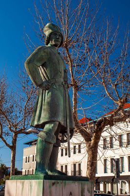 João Afonso de Aveiro foi um piloto português natural de Aveiro, ativo no século XV. Acompanhou, como piloto, Diogo Cão na viagem que fez à costa de África em 1484, por ordem de D. João II. Diogo Cão, na volta dessa expedição, de que resultou o descobrimento do Congo e do Zaire, tão elogiosas informações deu ao rei sobre os merecimentos do piloto, que logo no ano seguinte este foi encarregado da exploração do rio Formoso (rio Benin), resultando dessa exploração o descobrimento do reino do Benim, na Guiné. João Afonso estabeleceu feitorias no Benim e foi ele quem deu a D. João II informações sobre Prestes João das Índias, as quais foram incentivo e começo das relações portuguesas com a Etiópia. João Afonso de Aveiro morreu no Benim durante a última década do séc. XV.
https://pt.wikipedia.org/wiki/Jo%C3%A3o_Afonso_de_Aveiro