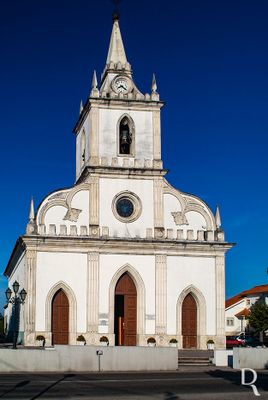 (...) o comendatário doa livremente o terreno para que se edifique a igreja matriz, ficando os fregueses obrigados à fábrica da igreja, capela-mor, sacristia e casa da residência do pároco, bem como do ordenado (COSTA, 1936); séc. 19 - construção do templo; 1995, 04 setembro - o edifício surge proposto como Valor Concelhio pelo PDM de Leiria, DR n.º 204.
Lurdes Perdigão (excertos), in http://www.monumentos.gov.pt/Site/APP_PagesUser/SIPA.aspx?id=20764