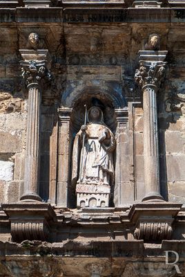 (...) 1641, 17 de março - o Mestre Arquiteto de Pedraria Domingos de Freitas é contratado para construção das abóbadas do transepto e do zimbório. Compromete-se a dar a obra como terminada dentro de um ano e meio, recebendo pela obra cerca de 950 mil réis; 1671 - o Papa Clemente X estende o ofício e a missa dedicada a São Gonçalo, a toda a Ordem Dominicana; 1681 - colocação do corpo de São Gonçalo numa urna de prata, na capela-mor; 1683, 5 Fevereiro - o Mestre pedreiro e Arquiteto Manuel do Couto, é contratado para acabar definitivamente o portal lateral da igreja, recebendo pela obra 750 mil réis; 12 Outubro - compromete-se a abrir a Varanda dos Reis, assim que o portal estiver terminado, recebendo a quantia de 200 mil réis; 1686 - conclusão da obra de Manuel do Couto; (...)
Isabel Sereno, João Santos, Joaquim Gonçalves e Ana Filipe, in http://www.monumentos.gov.pt/Site/APP_PagesUser/SIPA.aspx?id=4820