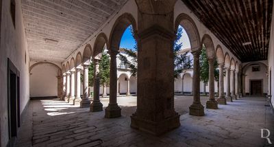 Claustro do Convento de Travanca (MN)