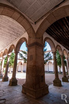 Claustro do Convento de Travanca (MN)